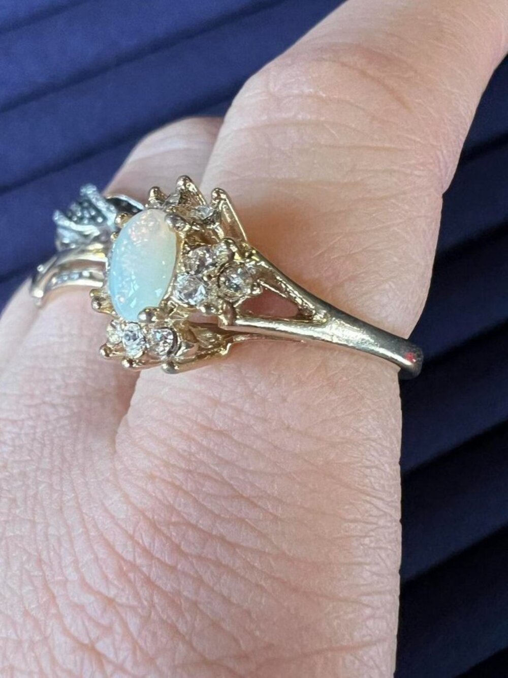 Uncas Vintage Gold Tone Faux Opal Ring - Picture 2 of 5